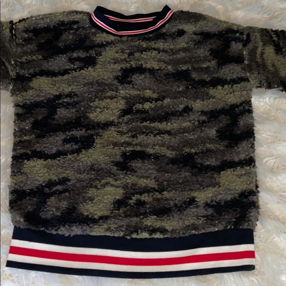 Fluffy camo Comfortable sweater!